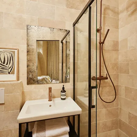 Cosy 1br With Outside Space Neighboring Le Marais Parigi